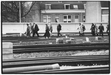 351593 Afbeelding van reizigers uit een gestrande trein bij Utrecht C.S. die over de sporen naar het station lopen, ...